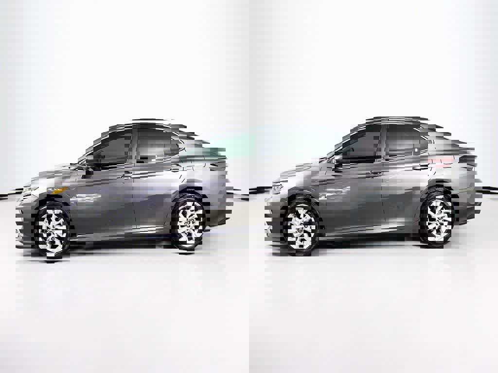 Used 2022 Toyota Camry LE image 3