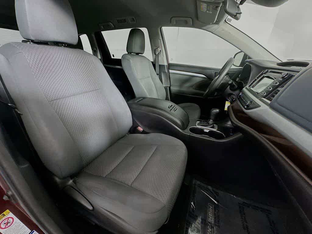 Used 2018 Toyota Highlander LE w/ Carpet Mat Package (TMS) AWD/4WD image 15