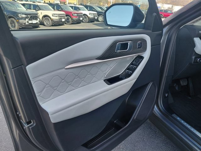 Certified 2025 Ford Explorer Platinum w/ LUX Leather Package AWD/4WD image 11