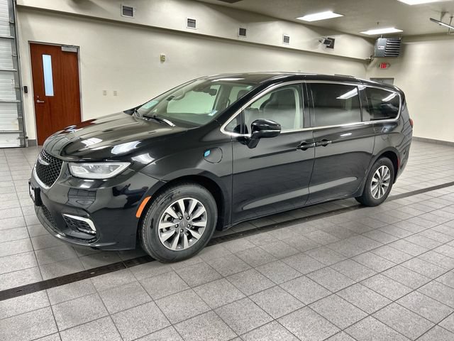 Used 2024 Chrysler Pacifica Limited FWD image 3