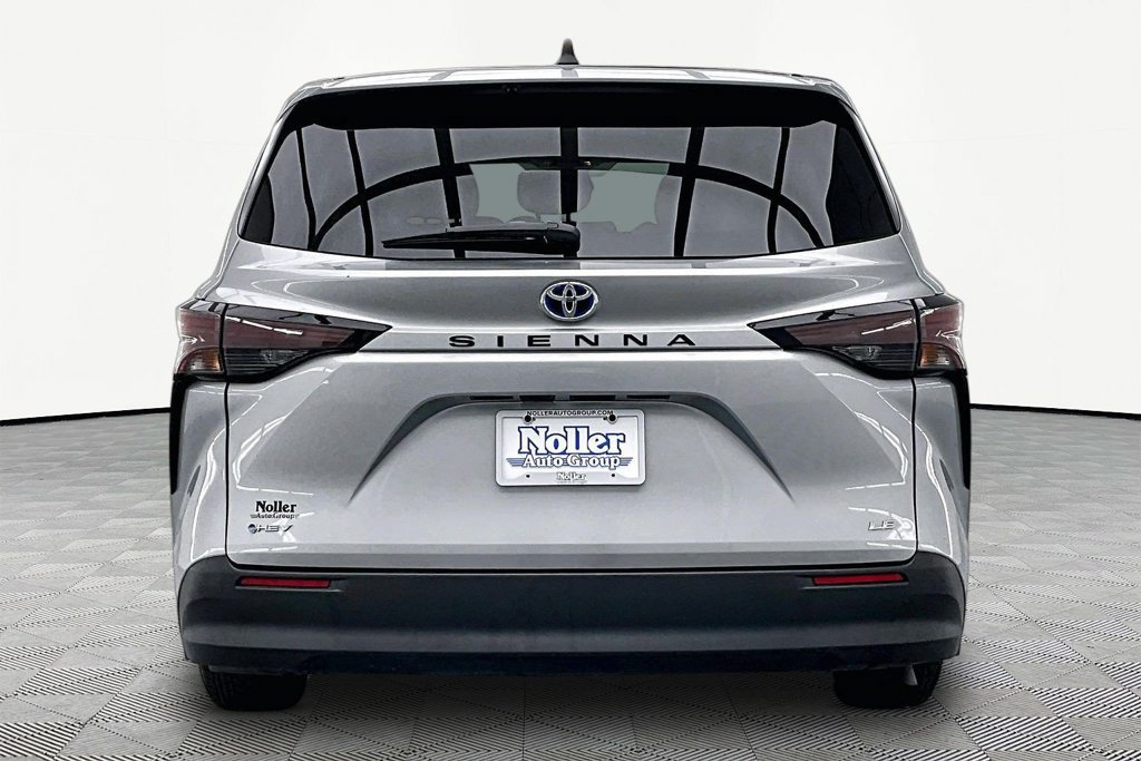 Used 2025 Toyota Sienna LE FWD image 4