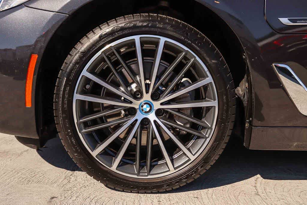 Used 2023 BMW 530e w/ Premium Package RWD image 11