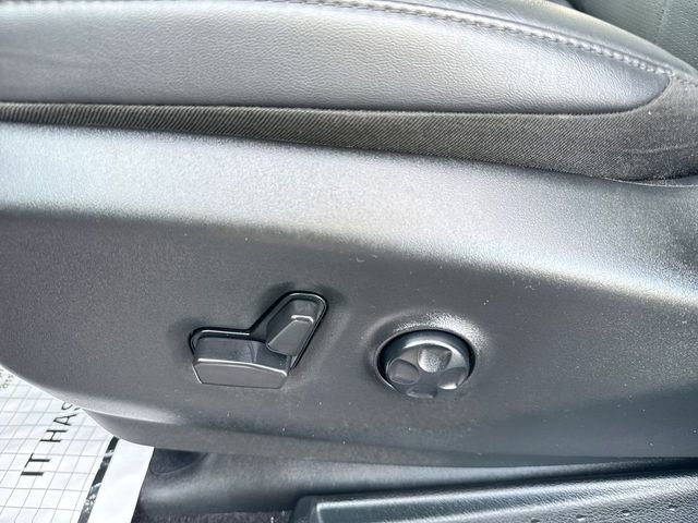 Used 2025 Chrysler Pacifica Select image 13