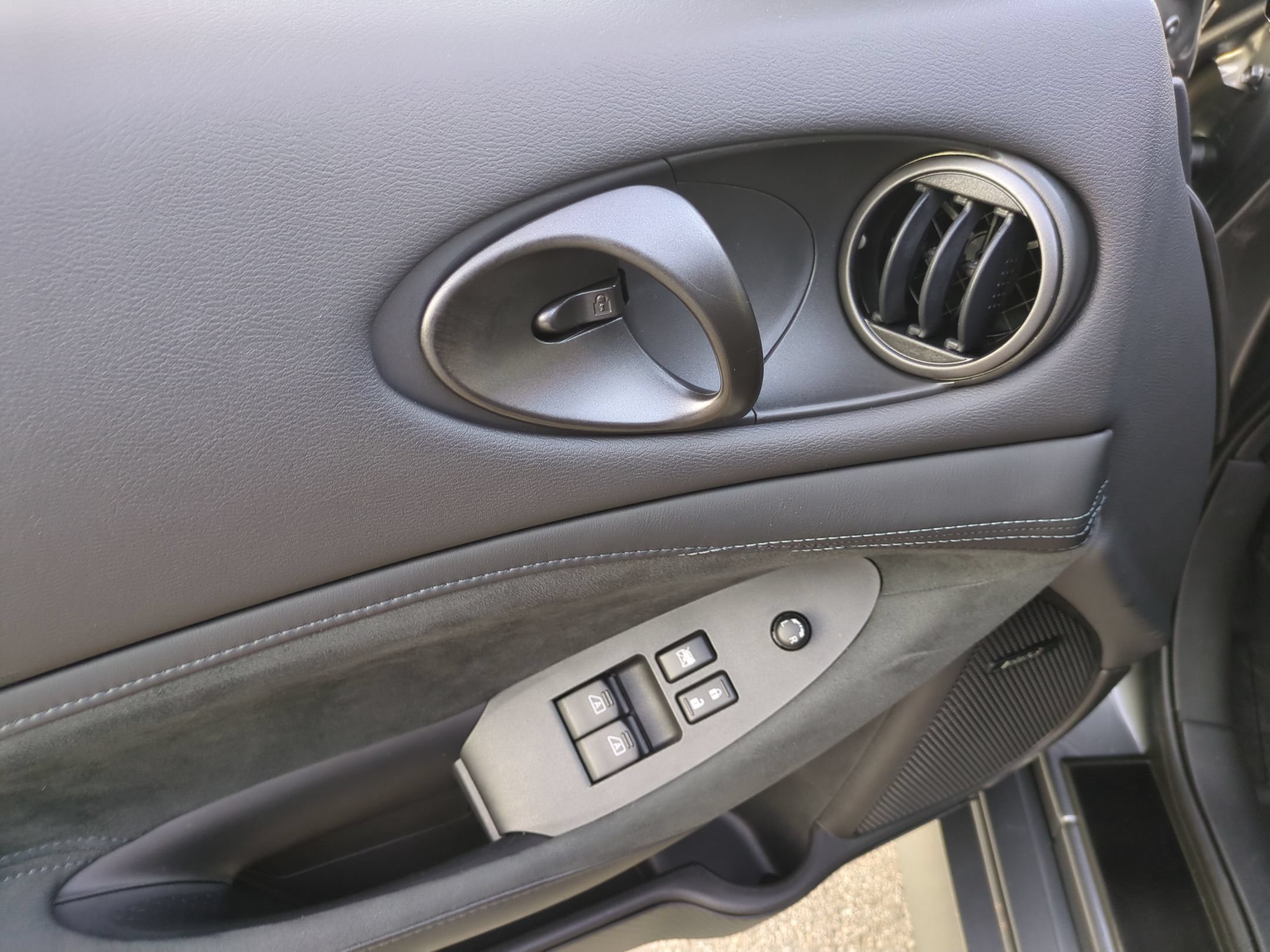 Used 2025 Nissan Z Performance w/ Floor Mat Package RWD image 15