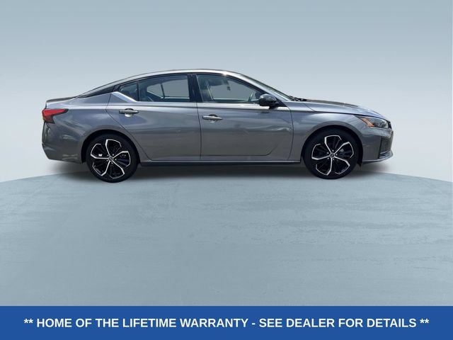 Used 2024 Nissan Altima 2.5 SR FWD image 2