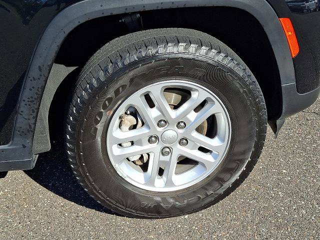 Used 2023 Jeep Grand Cherokee Laredo w/ Luxury Tech Group I AWD/4WD image 8