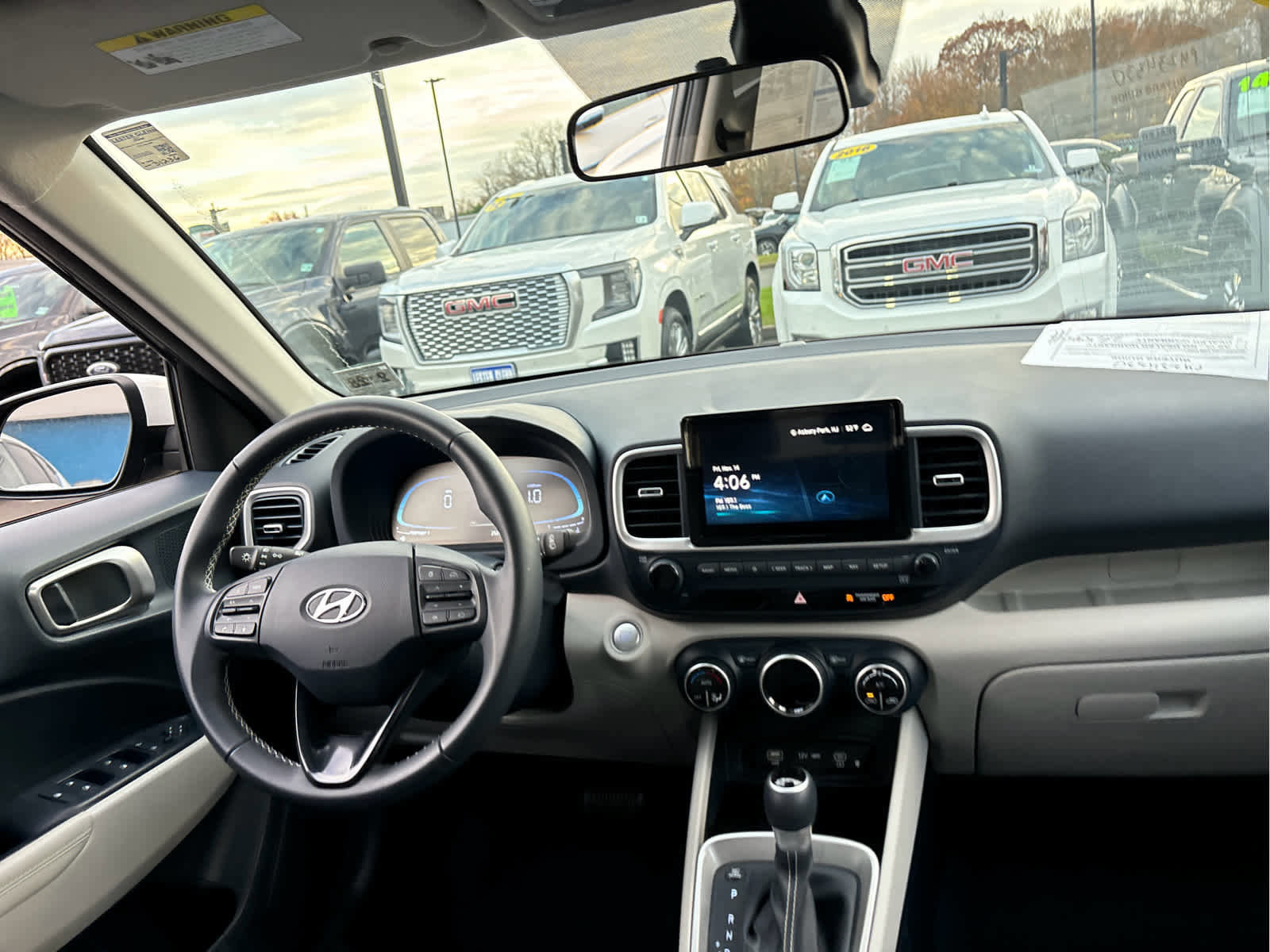 Used 2023 Hyundai Venue Limited image 31