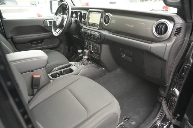 Used 2022 Jeep Wrangler Unlimited Sahara w/ Cold Weather Group AWD/4WD image 17