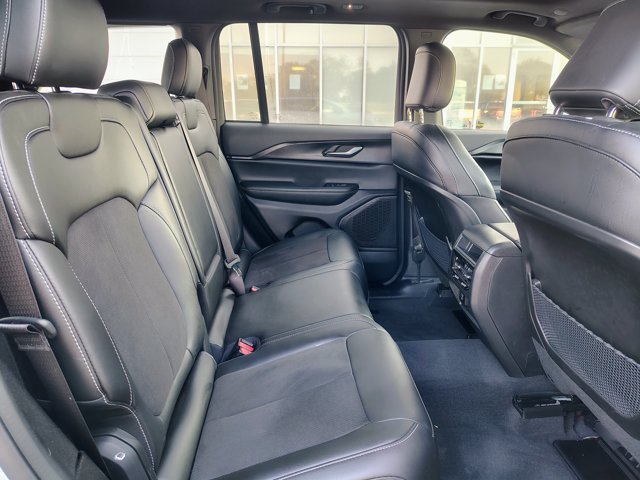 Used 2023 Jeep Grand Cherokee Altitude AWD/4WD image 16