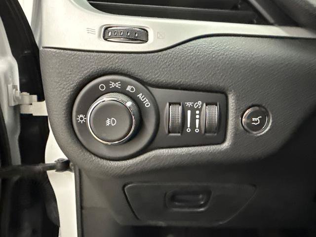 Used 2017 Jeep Cherokee Limited w/ Luxury Group AWD/4WD image 18