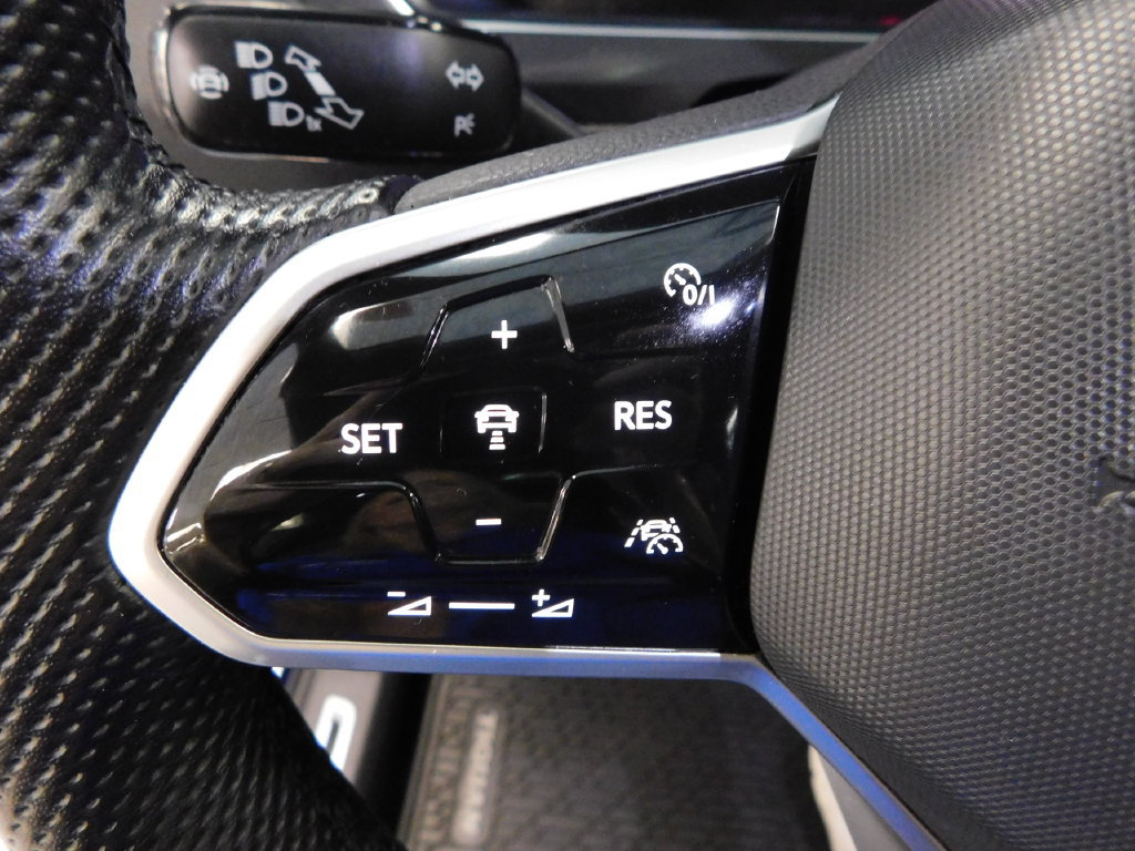 Used 2022 Volkswagen Tiguan SEL R-Line AWD/4WD image 21