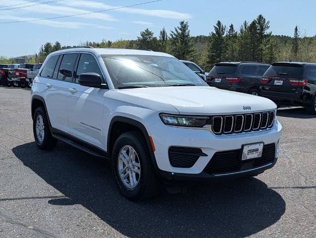 Used 2023 Jeep Grand Cherokee Laredo AWD/4WD image 3