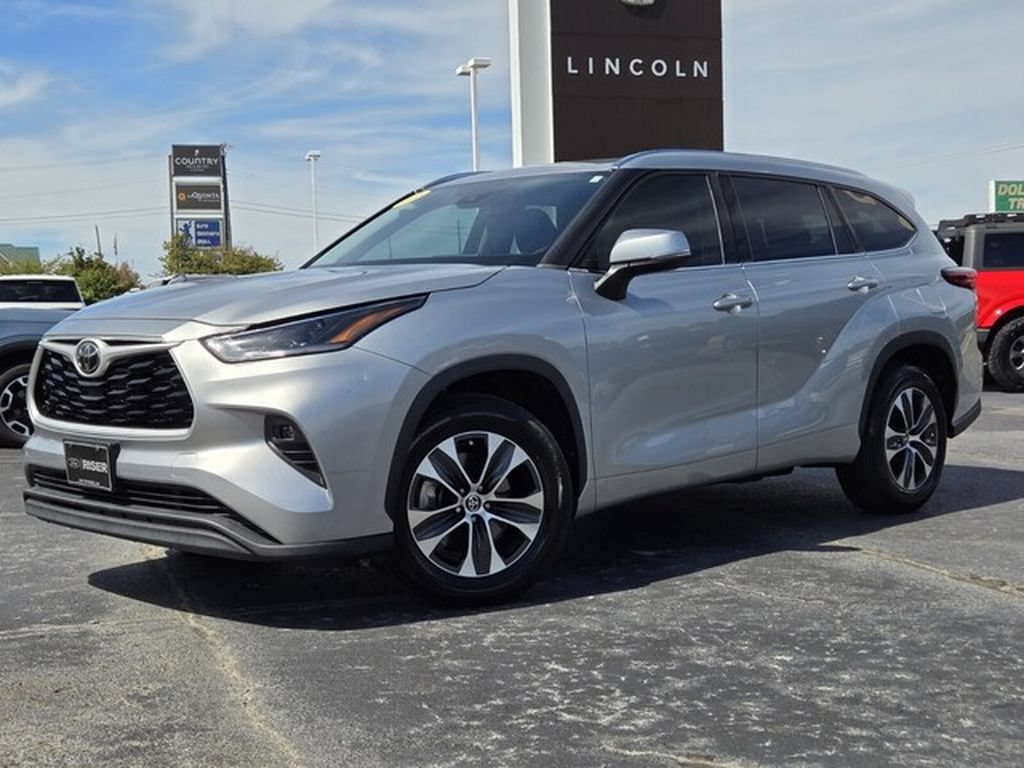 Used 2021 Toyota Highlander XLE FWD image 22