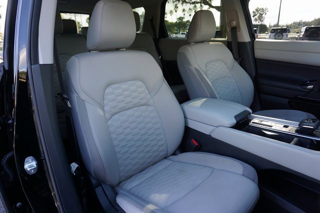 Used 2022 Nissan Pathfinder SV image 2