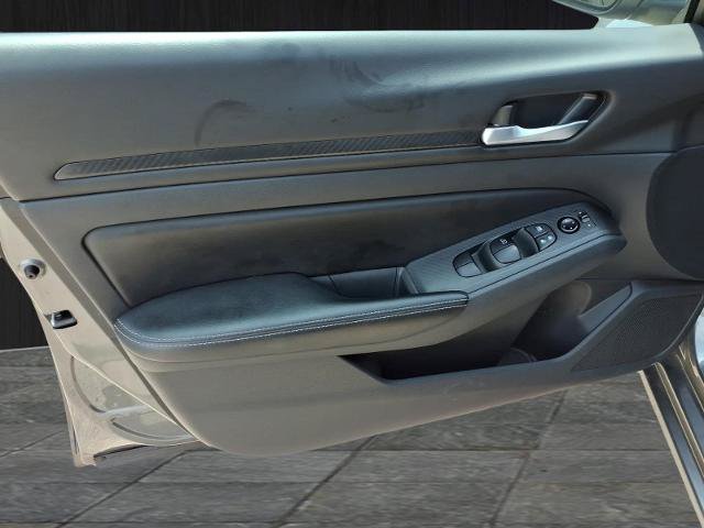 Used 2025 Nissan Altima 2.5 SV FWD image 13