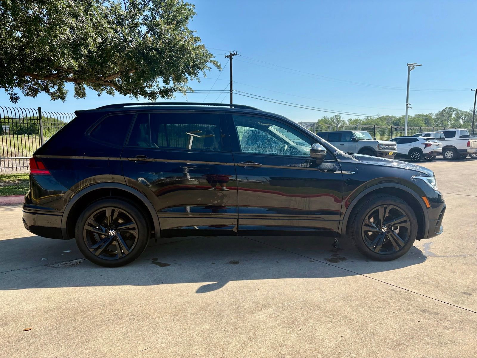 Used 2023 Volkswagen Tiguan SE R-Line AWD/4WD image 2