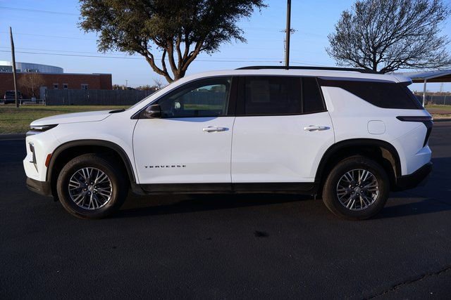 Used 2025 Chevrolet Traverse LT image 2