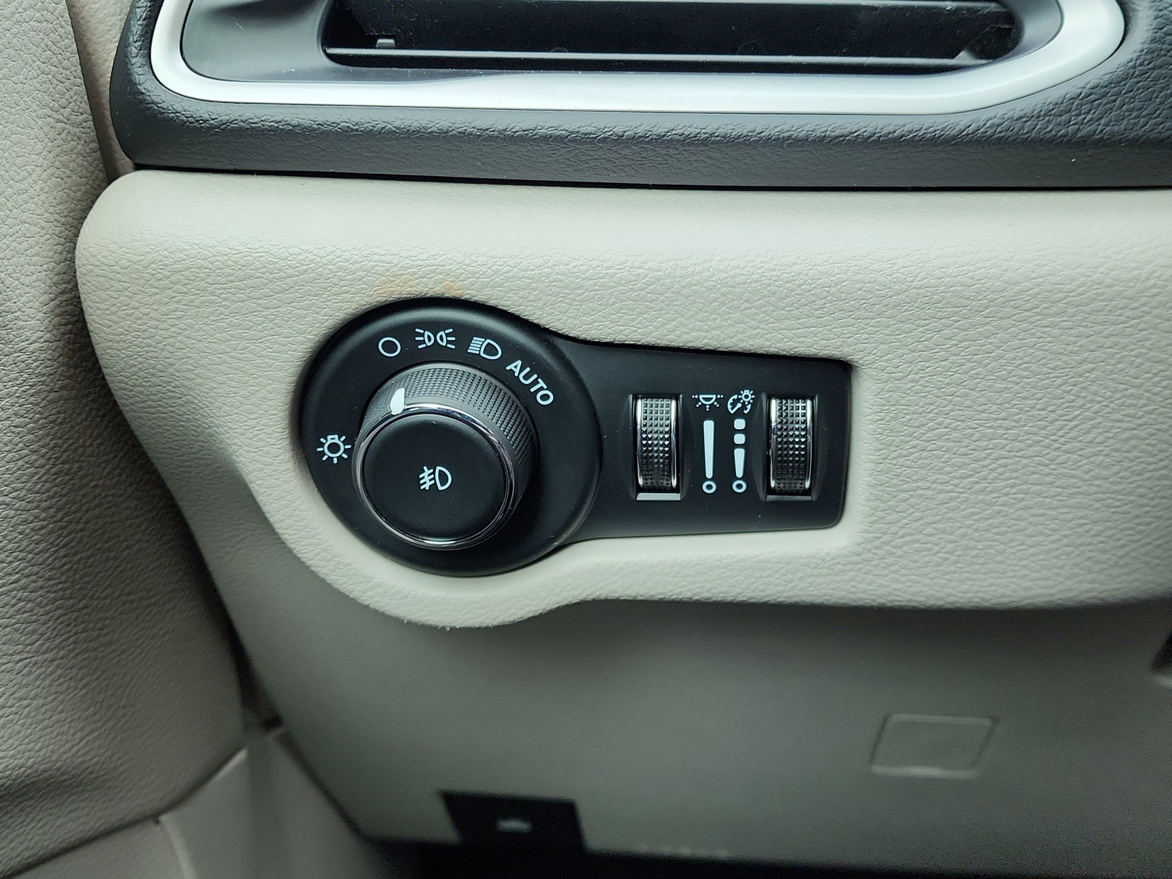 Used 2024 Chrysler Pacifica Touring-L image 26