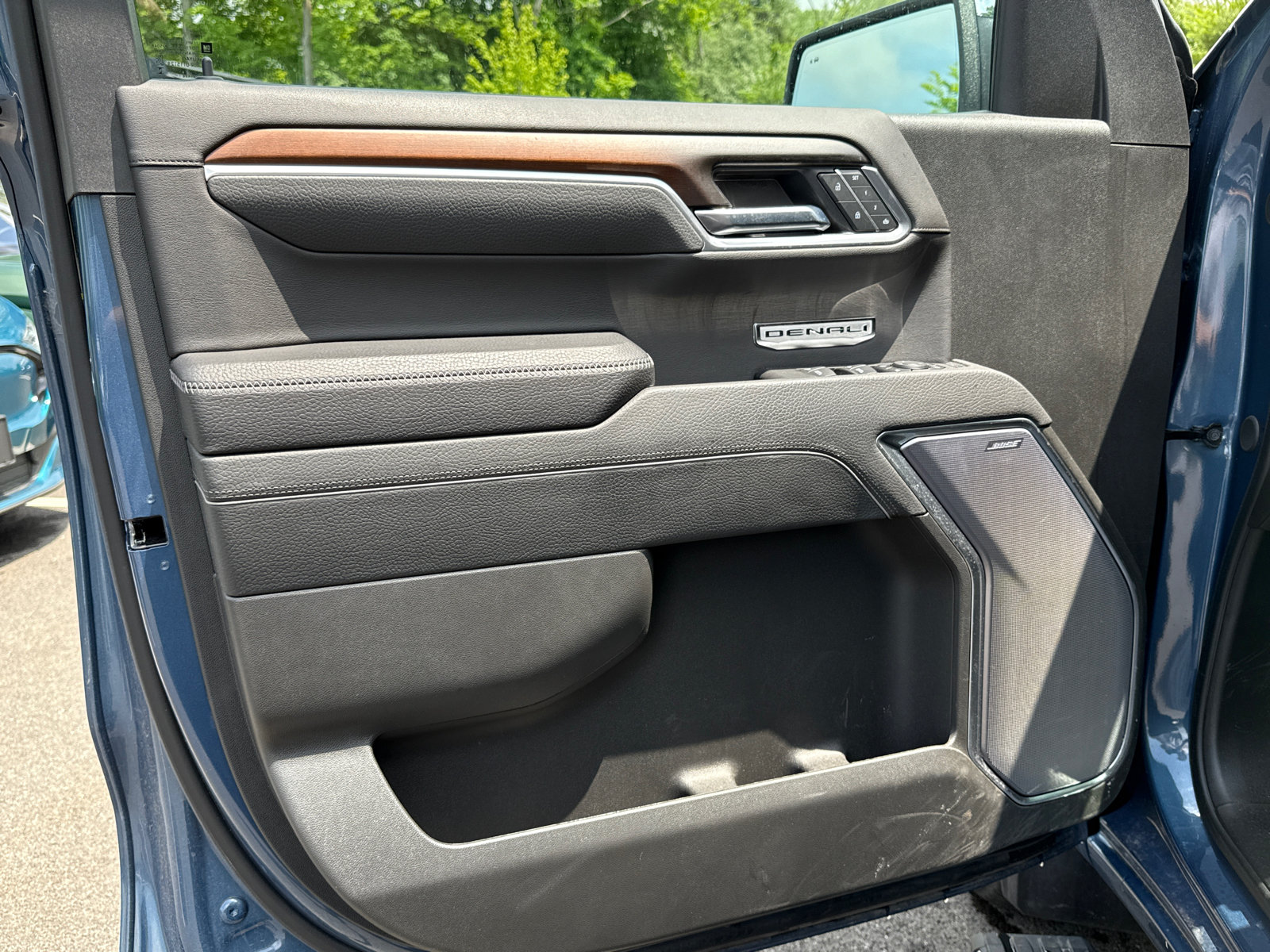 Used 2025 GMC Sierra 1500 Denali w/ Denali Reserve Package AWD/4WD image 9