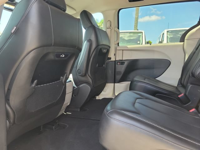 Used 2023 Chrysler Pacifica Touring-L FWD image 12