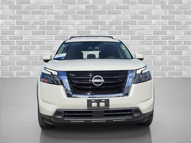 Used 2024 Nissan Pathfinder SV FWD image 2