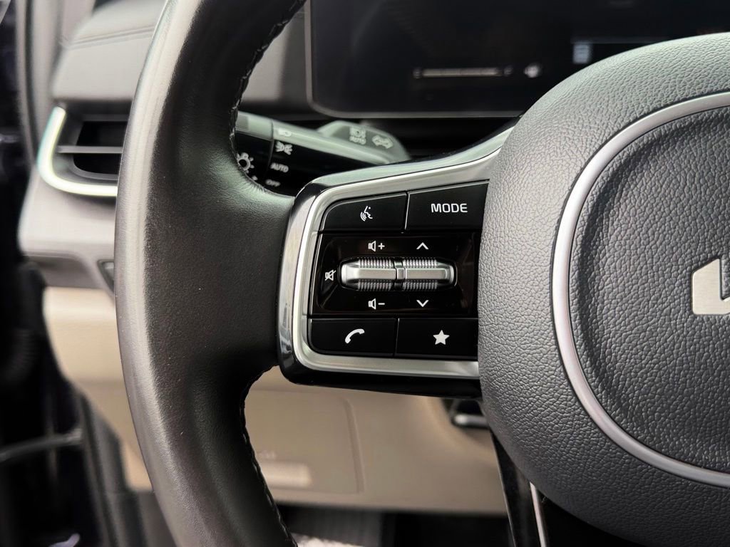 Used 2025 Kia Carnival EX FWD image 21