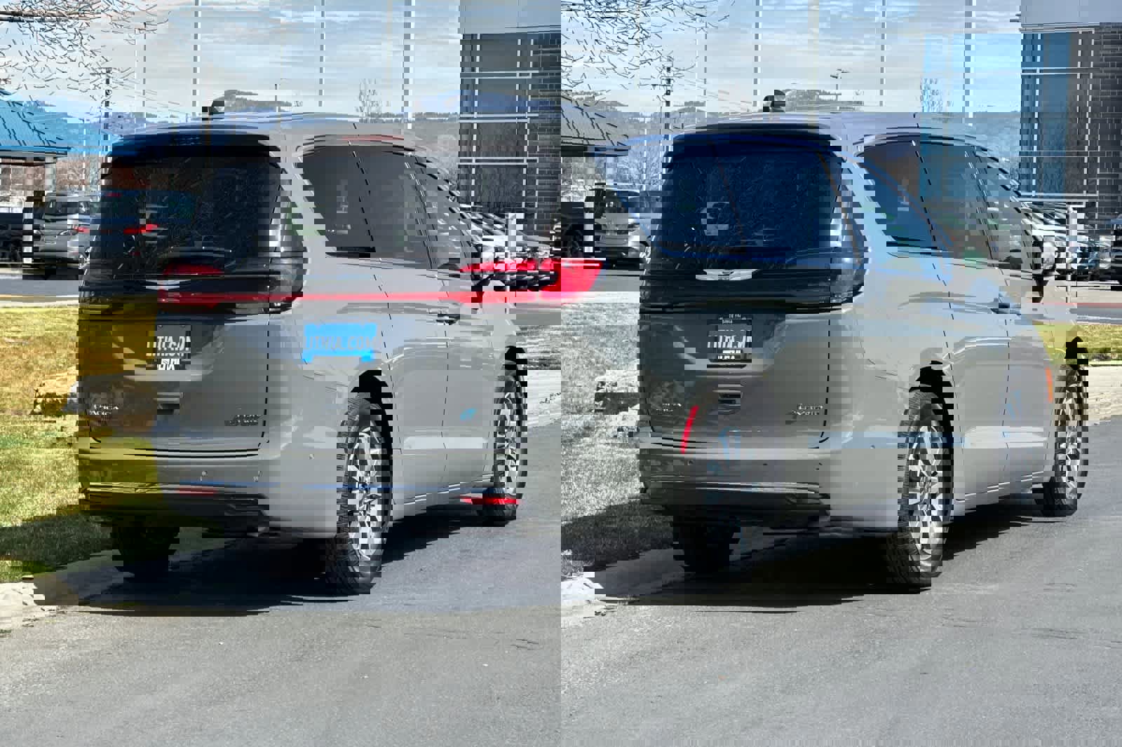 Used 2025 Chrysler Pacifica Select w/ Uconnect Theater Family Group image 5