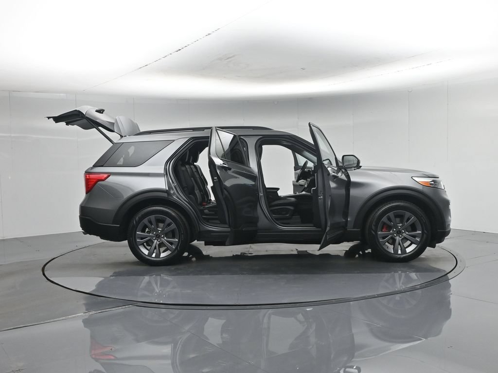 Certified 2023 Ford Explorer XLT w/ Equipment Group 202A RWD image 5