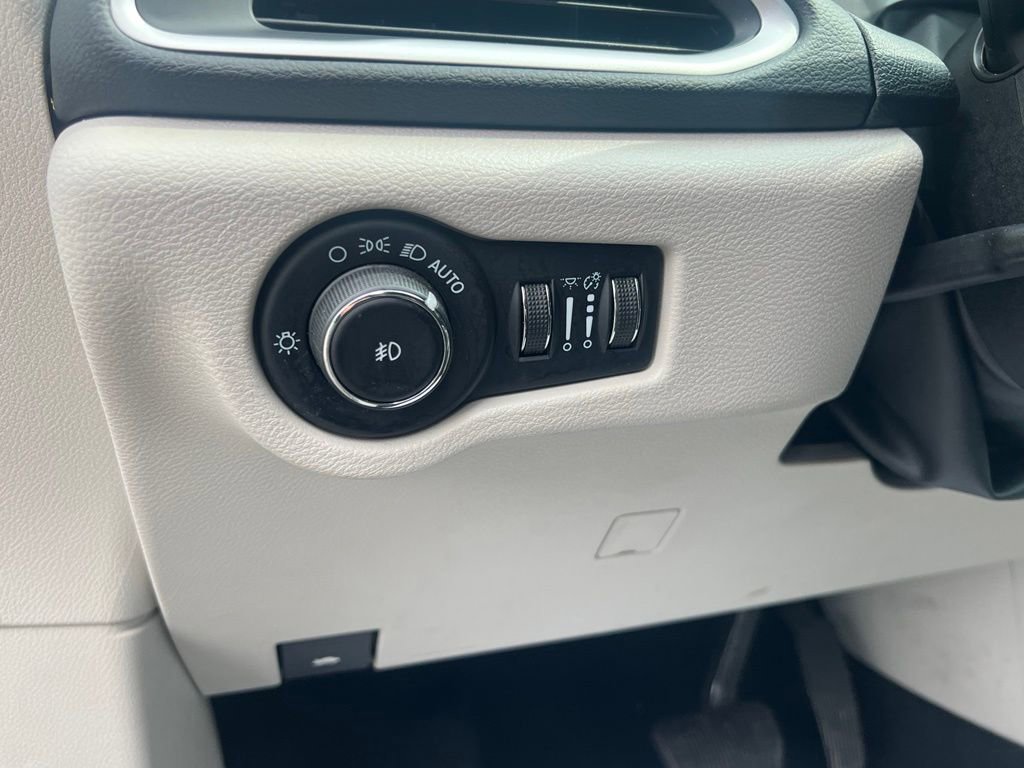 Used 2023 Chrysler Pacifica Touring-L FWD image 18
