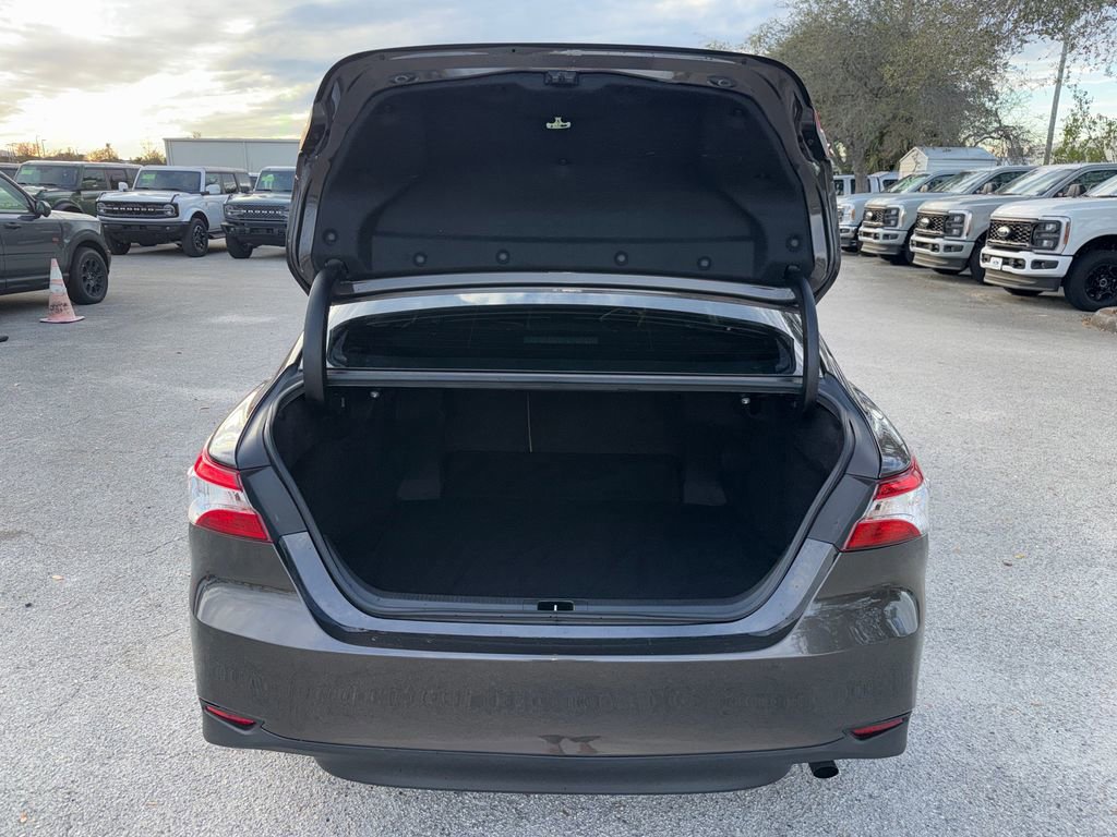 Used 2018 Toyota Camry LE image 25