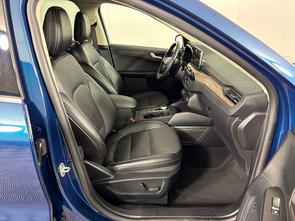 Certified 2020 Ford Escape Titanium w/ Titanium Premium Package 2.0 AWD/4WD image 4