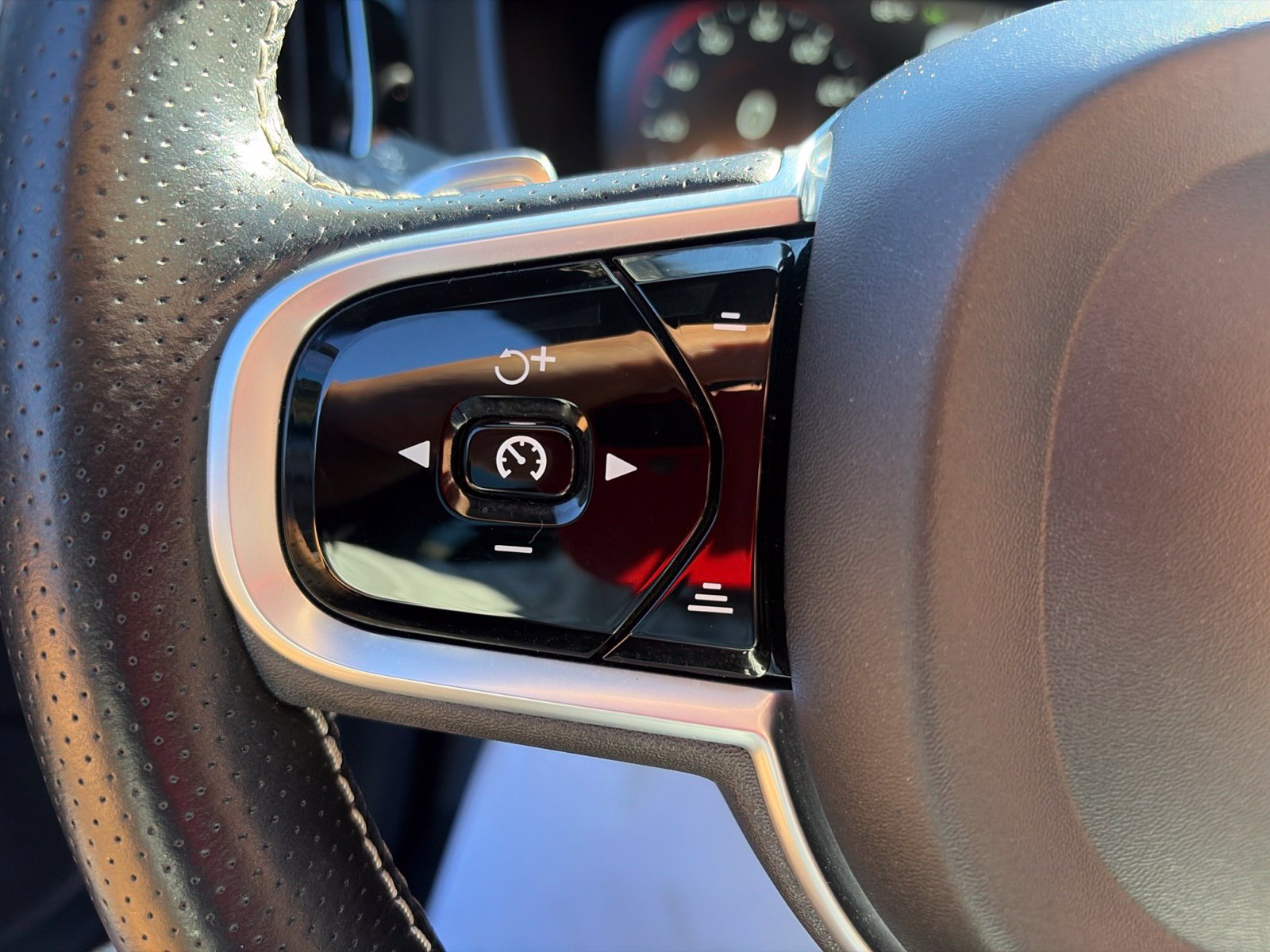 Used 2019 Volvo XC60 T6 R-Design w/ Protection Package Premier AWD/4WD image 29