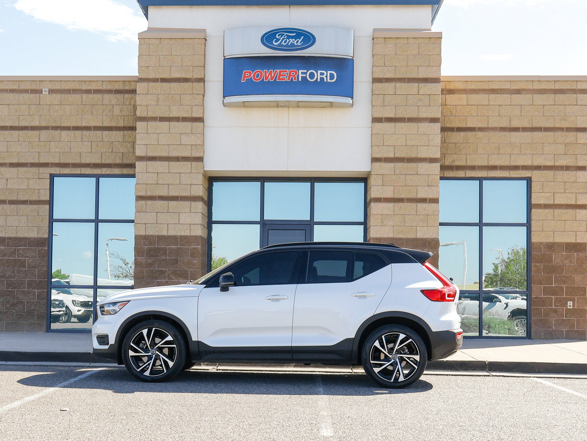 Used 2022 Volvo XC40 T5 R-Design AWD/4WD image 9
