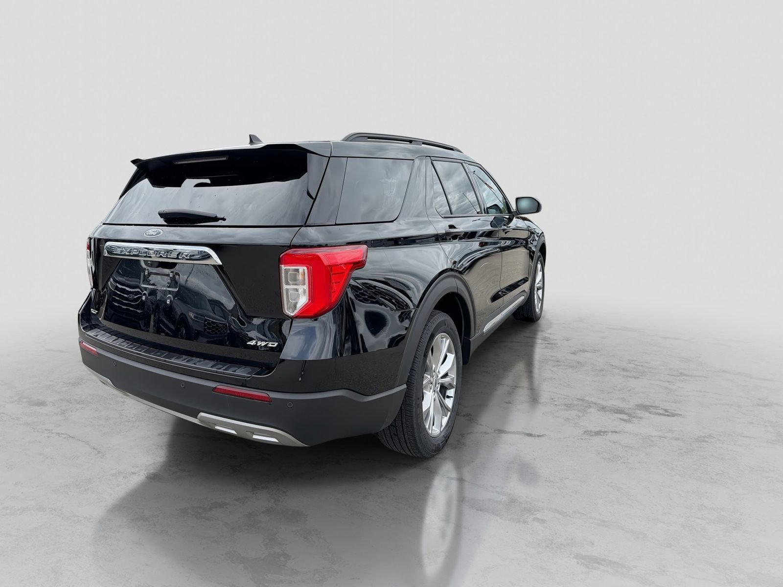 Certified 2024 Ford Explorer XLT w/ Equipment Group 202A AWD/4WD image 8