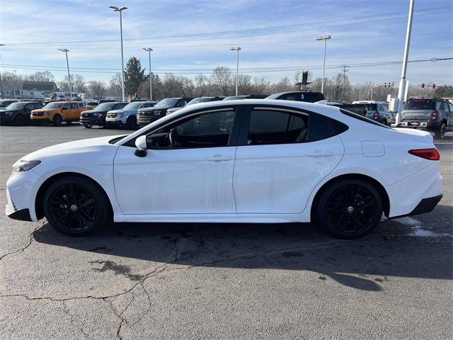 Used 2025 Toyota Camry SE w/ Convenience Package image 4