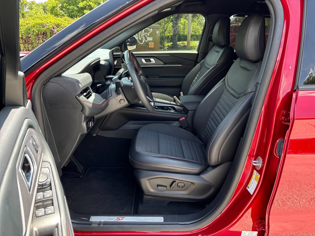 Certified 2025 Ford Explorer ST-Line w/ Premium Package RWD image 30