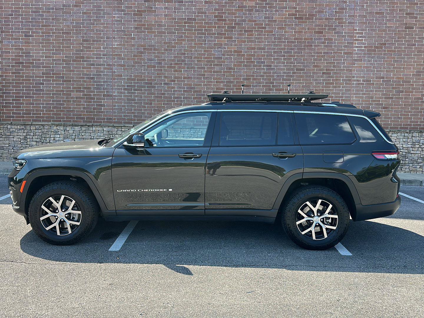 Used 2023 Jeep Grand Cherokee L Limited w/ Luxury Tech Group II AWD/4WD image 2