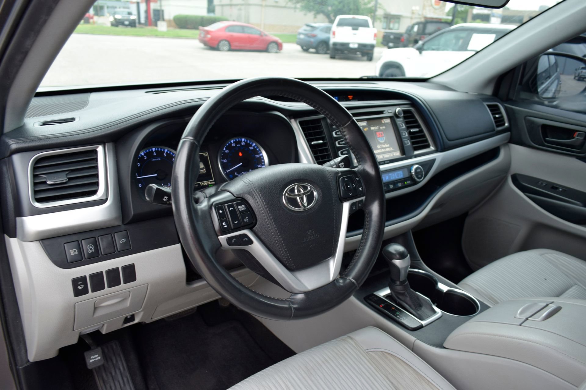 Used 2019 Toyota Highlander Plus FWD image 17