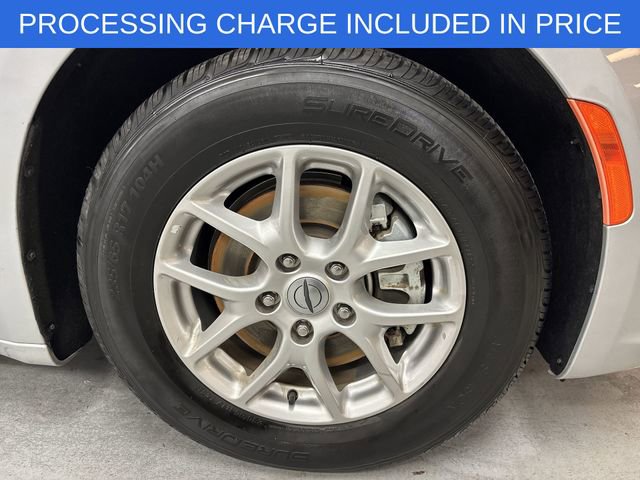 Used 2023 Chrysler Pacifica Touring-L FWD image 2