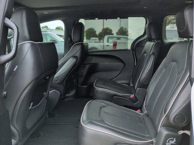 Used 2026 Chrysler Pacifica Limited FWD image 17
