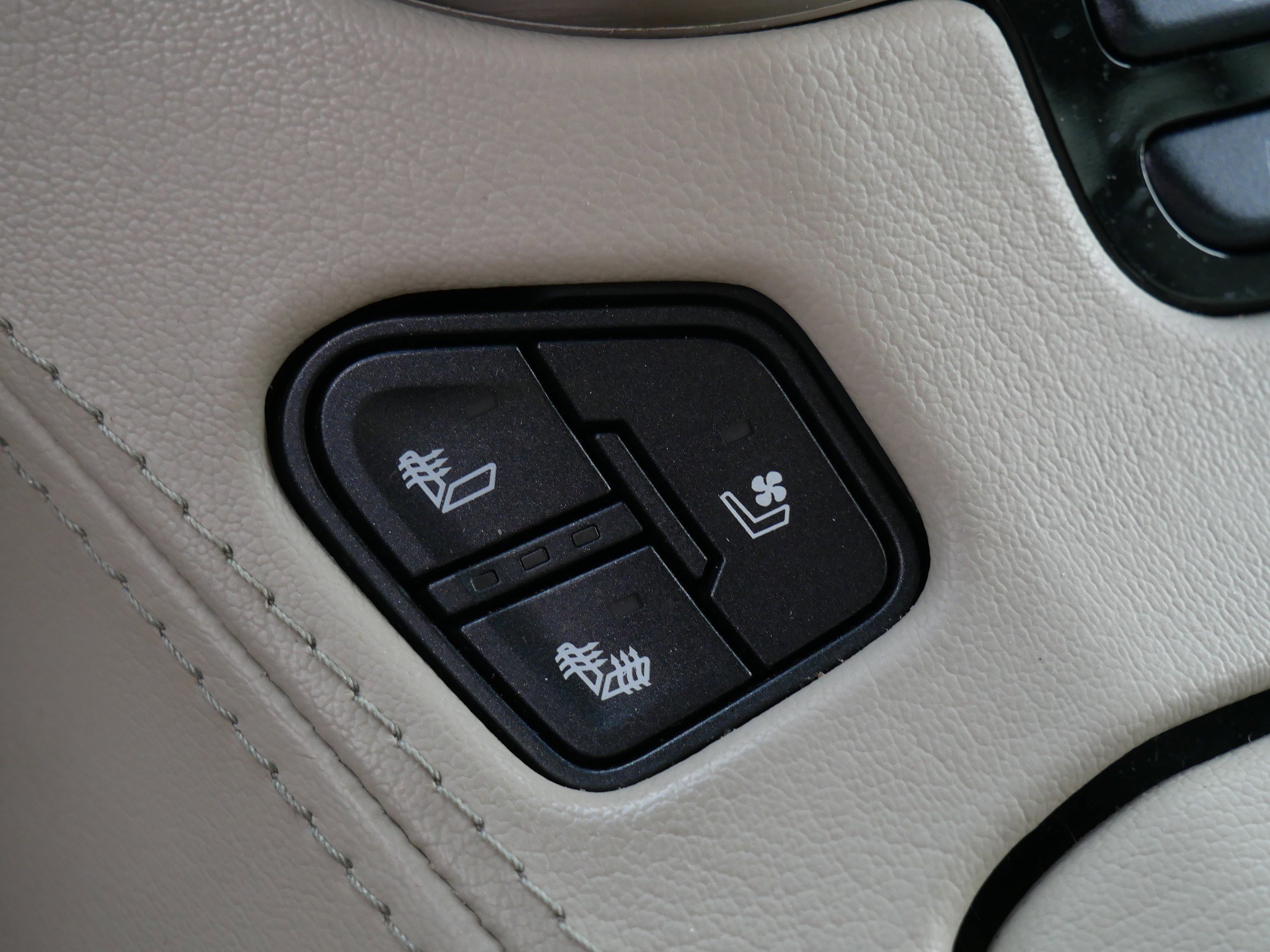 Used 2018 GMC Yukon Denali w/ Enhanced Security Package image 34