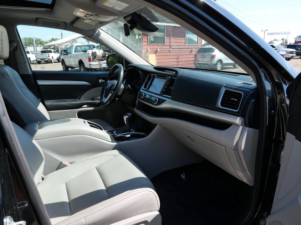 Used 2018 Toyota Highlander XLE AWD/4WD image 11