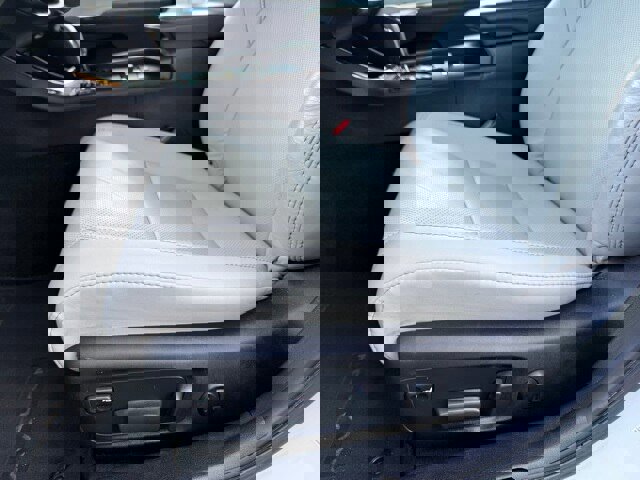 Used 2018 Toyota Avalon Limited image 18