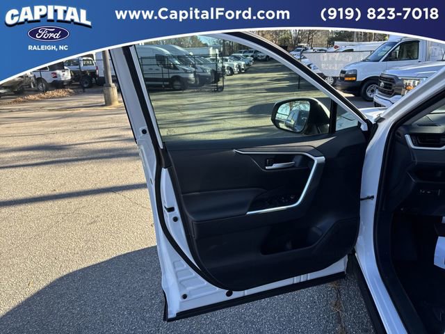 Used 2025 Toyota RAV4 XLE image 19