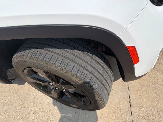 Used 2025 Jeep Grand Cherokee Limited w/ Black Appearance Package AWD/4WD image 4