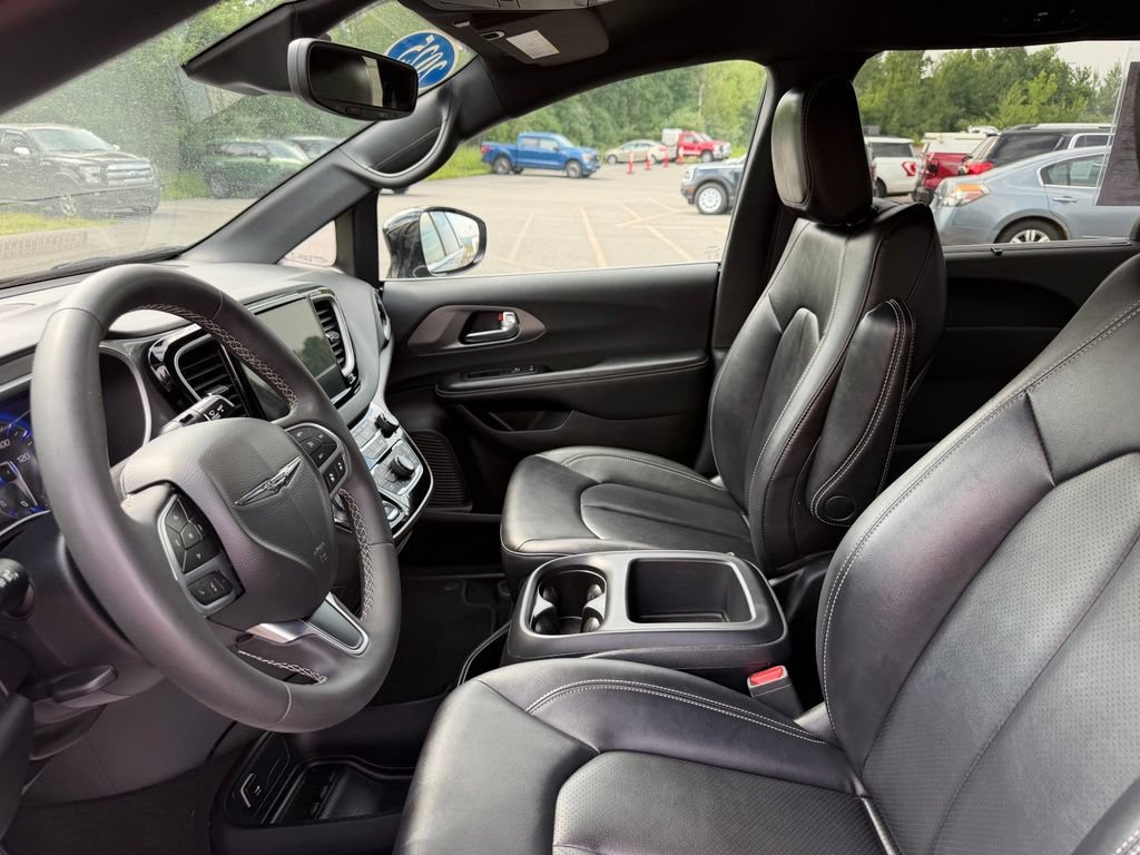Used 2025 Chrysler Pacifica Select FWD image 9