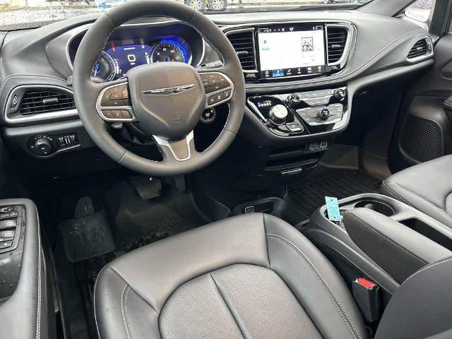 Used 2025 Chrysler Pacifica Select FWD image 13