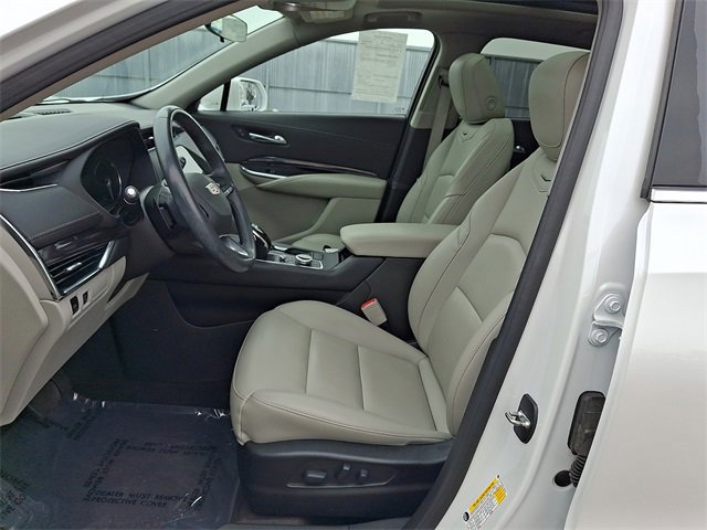 Used 2020 Cadillac XT4 Luxury w/ Cold Weather Package image 13