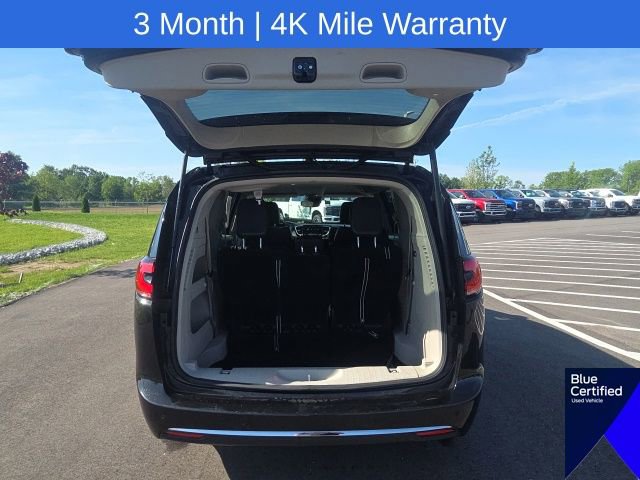 Used 2023 Chrysler Pacifica Touring-L FWD image 11