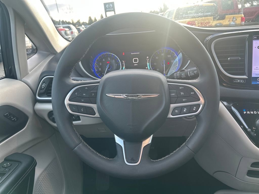 Used 2024 Chrysler Pacifica Touring-L image 22
